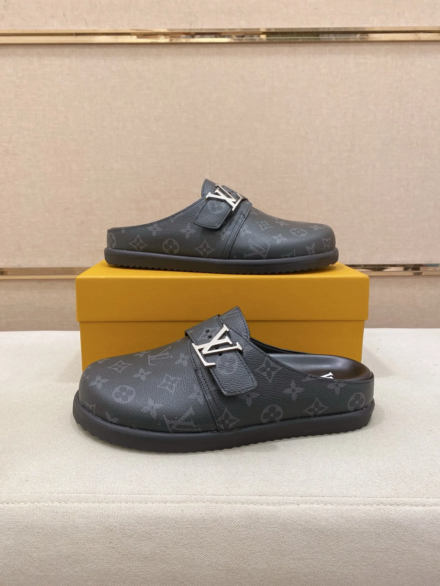 Men's shoes💰: 200💰38-45, LV Easy 2025 new men's casual sandals and slippers, made of suede cow leather, with Monogram pattern to highlight the trendy style. Adjustable straps illuminated with LV letters, while a resilient insole and micro outsole provide lightweight comfort. Made of suede cow leather with embossed Monogram pattern and brand element metal hardware✅Adjustable straps➕Tough insole‼ ️Micro outsole. Comfortable and easy to wear‼ ️